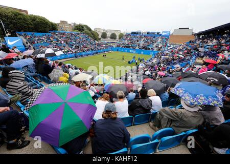 Tennis Fans auf Court 1 Schutz unter Sonnenschirmen an Tag fünf der Aegon International an der Devonshire Park, Eastbourne. 27 Jun 2017 Stockfoto