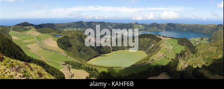 Panorama, mit Blick auf die vulkanische Krater Caldeira das Sete Cidades, vor dem vulkanischen See Lagoa de Santiago, in der wieder auf Stockfoto