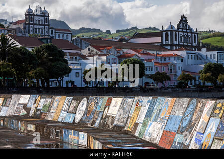 Hafenmauer von Seglern, Hafen, Marina gemalt, hinter dem linken Igreja de Nossa Senhora do Carmo, hinter dem rechten Igreja Matriz, Horta Stockfoto