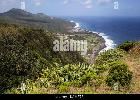 Blick vom Miradouro Ribeira das Cabras an der Nordküste und Porto da Faja, Insel Faial, Azoren, Portugal Stockfoto