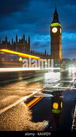 Spuren des Lichts, Taxi am Abend, die Westminster Bridge, Palast von Westminster, Houses of Parliament, Big Ben mit Reflektion Stockfoto