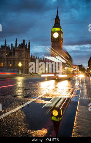 Spuren des Lichts Doppeldecker Bus am Abend, die Westminster Bridge, Palast von Westminster, Häuser des Parlaments Stockfoto