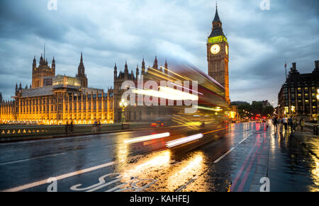 Spuren des Lichts Doppeldecker Bus am Abend, die Westminster Bridge, Palast von Westminster, Houses of Parliament, Big Ben Stockfoto