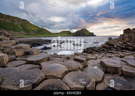 Basaltsäulen am Meer bei Sonnenuntergang, Giant es Causeway, County Antrim, Nordirland, Vereinigtes Königreich Stockfoto