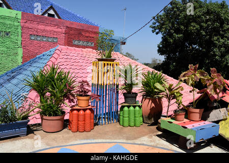 Plastikflaschen als Pflanzer im Rainbow Village in Semerang, Indonesien verwendet Stockfoto