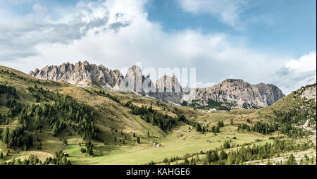 Grödner Joch, Passo Gardena, 2121m, Puez-Gruppe auf den Rücken, Naturpark Puez Geisler, Dolomiten, Selva di Val Gardena Stockfoto