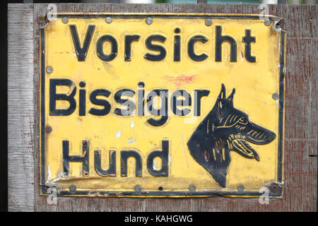 Altes gelbes Schild mit Inschrift, Vorsicht, Vorsicht bissiger Hund beißt Hund, Deutschland Stockfoto