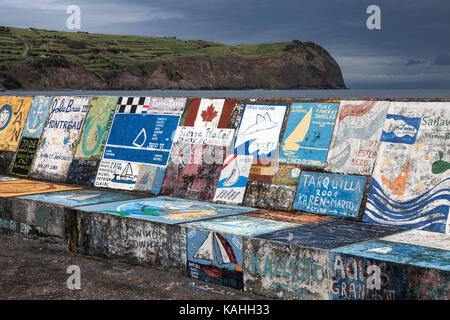 Hafenmauer von Seglern, Hafen, Marina, Horta Insel Faial, Azoren, Portugal lackiert Stockfoto