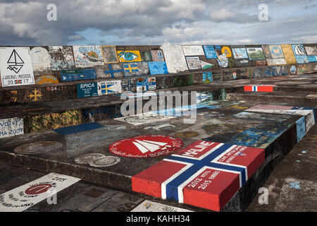 Hafenmauer von Seglern, Hafen, Marina, Horta Insel Faial, Azoren, Portugal lackiert Stockfoto