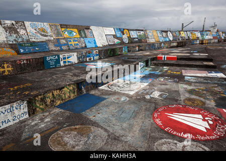 Hafenmauer von Seglern, Hafen, Marina, Horta Insel Faial, Azoren, Portugal lackiert Stockfoto