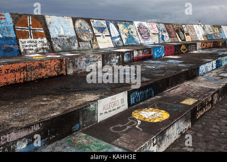 Hafenmauer von Seglern, Hafen, Marina, Horta Insel Faial, Azoren, Portugal lackiert Stockfoto