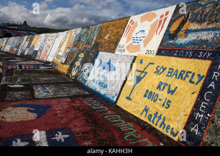 Hafenmauer von Seglern, Hafen, Marina, Horta Insel Faial, Azoren, Portugal lackiert Stockfoto