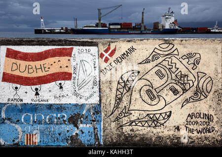 Hafenmauer von Seglern, Hafen, Marina, Horta Insel Faial, Azoren, Portugal lackiert Stockfoto