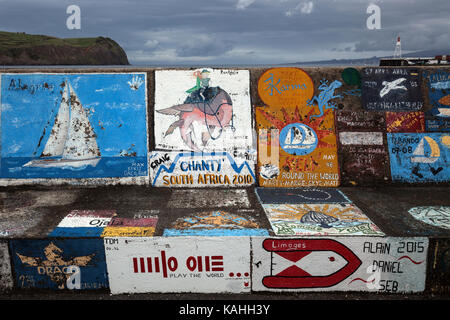 Hafenmauer von Seglern, Hafen, Marina, Horta Insel Faial, Azoren, Portugal lackiert Stockfoto