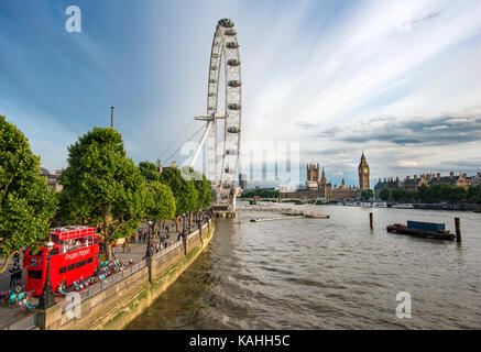 Blick über die Themse vom Golden Jubilee Bridge, Promenade mit Riesenrad London Eye, an der Rückseite der Big Ben und Häuser von Stockfoto