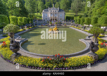 Schloss Linderhof mit Brunnen, Ettal, Oberbayern, Bayern, Deutschland Stockfoto