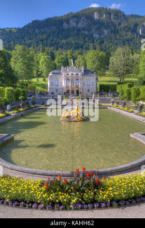 Schloss Linderhof mit Brunnen, Ettal, Oberbayern, Bayern, Deutschland Stockfoto