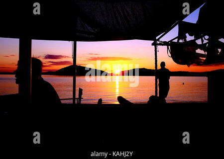 Skiathos, Griechenland. September 13, 2017. Eine wunderschöne rote Sonnenuntergang von der Taverne am Tsougrias Strand auf der Insel Skiathos Megali Tsougrias zu i Stockfoto