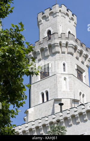 Hluboka Nad Vltavou, Tschechien - 17. August 2017: Detail der alten Burg Turm im historischen Stadtzentrum Stockfoto