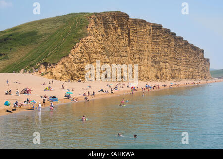 East Cliff und Strand von West Bay an der Jurassic Coast, Dorset, England, Großbritannien Stockfoto