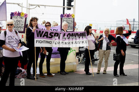 Brighton, UK. 26 Sep, 2017. Frauen gegen staatliche Rente Ungleichheit Protest außerhalb der Labour Party in Brighton heute: Simon Dack/Alamy leben Nachrichten Stockfoto