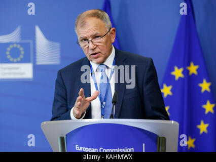 Brüssel, Belgien. 26 Sep, 2017. Der europäische Kommissar für Gesundheit und Lebensmittelsicherheit Vytenis ANDRIUKAITIS spricht während einer Pressekonferenz nach einer Sondersitzung Fipronil Krise bei der EU-Kommission in Brüssel, Belgien, Sept. 26, 2017 zu diskutieren. Eine große Anzahl von Eiern aus den Niederlanden und Belgien kamen, die giftige Pestizide Fipronil im August 2017 gefunden. Credit: Ihr Pingfan/Xinhua/Alamy leben Nachrichten Stockfoto