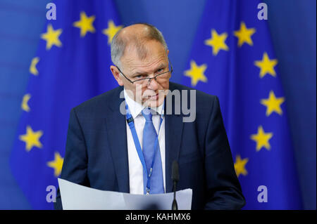 Brüssel, Belgien. 26 Sep, 2017. Der europäische Kommissar für Gesundheit und Lebensmittelsicherheit Vytenis ANDRIUKAITIS spricht während einer Pressekonferenz nach einer Sondersitzung Fipronil Krise bei der EU-Kommission in Brüssel, Belgien, Sept. 26, 2017 zu diskutieren. Eine große Anzahl von Eiern aus den Niederlanden und Belgien kamen, die giftige Pestizide Fipronil im August 2017 gefunden. Credit: Ihr Pingfan/Xinhua/Alamy leben Nachrichten Stockfoto