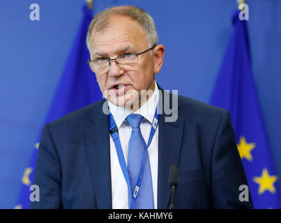 Brüssel, Belgien. 26 Sep, 2017. Der europäische Kommissar für Gesundheit und Lebensmittelsicherheit Vytenis ANDRIUKAITIS spricht während einer Pressekonferenz nach einer Sondersitzung Fipronil Krise bei der EU-Kommission in Brüssel, Belgien, Sept. 26, 2017 zu diskutieren. Eine große Anzahl von Eiern aus den Niederlanden und Belgien kamen, die giftige Pestizide Fipronil im August 2017 gefunden. Credit: Ihr Pingfan/Xinhua/Alamy leben Nachrichten Stockfoto