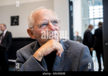 Berlin, Deutschland. September 2017. Bundesfinanzminister Wolfgang Schäuble (CDU), im Bild vor dem ersten Fraktionstreffen der CDU/CSU seit der Wahl, in Berlin, Deutschland, am 26. September 2017. Quelle: Michael Kappeler/dpa/Alamy Live News Stockfoto