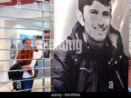 Ein Besucher betrachtet die Bilder in der Ausstellung "Von Mensch zu Mensch. Ich habe einen Namen" (Lit. Von Mensch zu Mensch. Ich habe einen Namen) an der Europaeisches Informations-Zentrum in Erfurt, Deutschland, 26. September 2017. Die Ausstellung zeigt Fotos und Geschichten von Flüchtlingen, die aus Syrien, Irak, Eritrea, Afghanistan, Palästina, Albanien und Kosovo nach Thüringen gekommen sind. Die Ausstellung läuft vom 26. September bis 20. Oktober. Foto: Martin Schutt/dpa-Zentralbild/dpa Stockfoto
