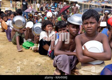 Die COZ BAZAR, BANGLADESCH - September 26, 2017: Rohingya muslimische Kinder, die aus Myanmar in Bangladesch gekreuzt, warten kostenlose Verpflegung während einer Verteilung, die durch die türkische Botschaft zu empfangen, Balukhali Flüchtlingslager, Bangladesch. Credit: SK Hasan Ali/Alamy leben Nachrichten Stockfoto