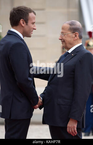 Paris. 25 Sep, 2017. Der französische Präsident Emmanuel Längestrich (L) begrüßt der Libanesischen Präsidenten Michel Aoun im Elysee-palast in Paris, Frankreich an Sept. 25, 2017. Credit: Jack Chan/Xinhua/Alamy leben Nachrichten Stockfoto