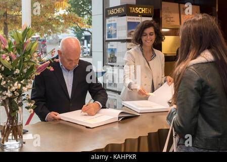 London, Großbritannien. 26. September 2017. Magnum Fotograf Steve McCurrys nimmt Teil an eine Unterzeichnung von seinem neuen Buch "Afghanistan", ein Portfolio von Bildern des Landes 1979 bis 2016, bei Taaschen Buchhandlung in Chelsea. Credit: Stephen Chung/Alamy leben Nachrichten Stockfoto