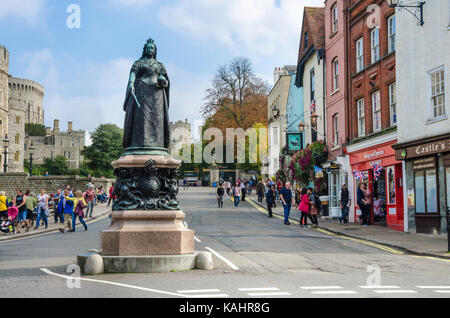 Eine Statue von Queen Victoria steht außerhalb Schloss Windsor in Windsor, Großbritannien Stockfoto