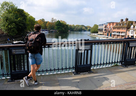 Eine touristische Anschläge auf dem Windsor Brücke an der Blick auf die Themse. Stockfoto