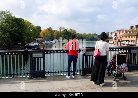 Touristen auf dem Windsor Brücke an der Blick auf die Themse. Stockfoto