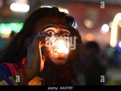 27. September 2017 - Allahabad, Uttar Pradesh, Indien - Allahabad: Eine indische Künstlerin, die als Göttin Kali gekleidet ist und während der Dussehra-Festfeier am 27-09-2017 in Allahabad auf einer lokalen Messe auftritt. (Bild: © Prabhat Kumar Verma via ZUMA Wire) Stockfoto