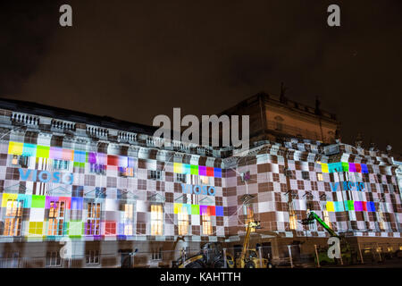 Das restaurierte Gebäude der Staatsoper Unter den Linden wird während einer Probe für das Festival der Lichter (06.-15.10.2017) in Berlin, Deutschland, 26. September 2017 beleuchtet. Foto: Paul Zinken/dpa Stockfoto