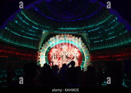 27. September 2017 - Allahabad, Uttar Pradesh, Indien - Allahabad: Indianischer Anhänger klickt auf ein durga puja-Pandalfoto von seinem Handy während der Navratri-Festfeier in Allahabad am 27-09-2017. (Bild: © Prabhat Kumar Verma via ZUMA Wire) Stockfoto