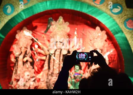 27. September 2017 - Allahabad, Uttar Pradesh, Indien - Allahabad: Ein indischer Anhänger klickt auf ein durga puja-Pandalfoto von seinem Handy während der Navratri-Festfeier in Allahabad am 27-09-2017. (Bild: © Prabhat Kumar Verma via ZUMA Wire) Stockfoto