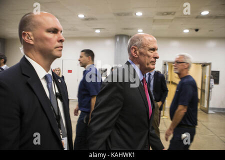 Washington, District of Columbia, USA. 26 Sep, 2017. Direktor des nationalen Geheimdienstes DAN COATS Spaziergänge durch den Senat der U-Bahn auf dem Weg zu den United States Capitol Building. Credit: Alex Edelman/ZUMA Draht/Alamy leben Nachrichten Stockfoto