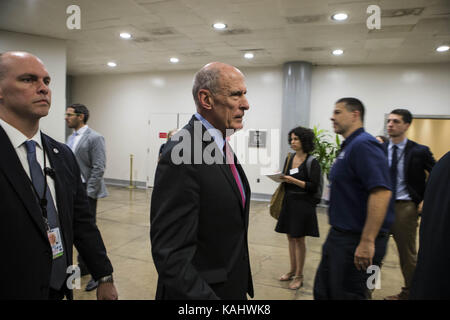 Washington, District of Columbia, USA. September 2017. DAN COATS, Direktor des nationalen Geheimdienstes, geht durch die U-Bahn des Senats auf seinem Weg zum Kapitol der Vereinigten Staaten. Quelle: Alex Edelman/ZUMA Wire/Alamy Live News Stockfoto