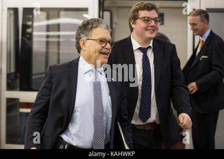 Washington, District of Columbia, USA. 26 Sep, 2017. Senator AL FRANKEN (D-MN) tritt der Senat der U-Bahn mit einem Helfer auf dem Weg zu den United States Capitol Building. Credit: Alex Edelman/ZUMA Draht/Alamy leben Nachrichten Stockfoto