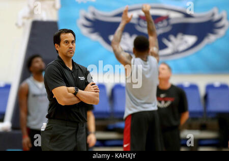 Boca Raton, Florida, USA. 26 Sep, 2017. Miami Heat Head Coach Erik Spoelstra bei Miami Heat Trainingslager an FAU in Boca Raton, Florida am 26. September 2017. Credit: Allen Eyestone/der Palm Beach Post/ZUMA Draht/Alamy leben Nachrichten Stockfoto