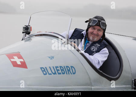 Bewl Wasser, Kent. 26. September 2017. Nach umfangreicher Restaurierung, die hydroplane Motorboot Bluebird K3, pilotiert von Inhaber Karl Foulkes-Halbard führt Testläufe auf dem See an Bewl Wasser in Kent. Das Bluebird K3 Motorboot wurde ursprünglich von Sir Malcolm Campbell verwendet drei Welt Geschwindigkeit durch Wasser Einträge und erreicht 130 km/h in 1938. Credit: Vickie Flores/Alamy leben Nachrichten Stockfoto