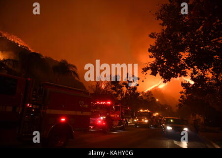 Corona Ca Usa 25 Sep 2017 Der Canyon Feuer Brennt In Der Nahe Von Wohnungen In Der Corona Ca Montag September 25 2017 Das Feuer Begann In Der Nahe Von Coal Canyon