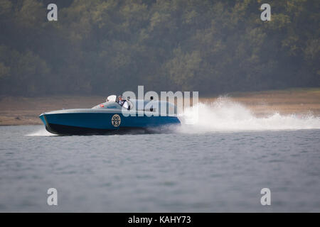 Bewl Wasser, Kent. 26. September 2017. Nach umfangreicher Restaurierung, die hydroplane Motorboot Bluebird K3, pilotiert von Inhaber Karl Foulkes-Halbard führt Testläufe auf dem See an Bewl Wasser in Kent. Das Bluebird K3 Motorboot wurde ursprünglich von Sir Malcolm Campbell verwendet drei Welt Geschwindigkeit durch Wasser Einträge und erreicht 130 km/h in 1938. Credit: Vickie Flores/Alamy leben Nachrichten Stockfoto