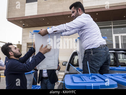 Erbil Kurdistan Regionale Behörden sind, Irak. 26 Sep, 2017. Die Stimmen werden anreisen, um die Umfrage Station, Erbil Credit: berci Feher/ZUMA Draht/Alamy leben Nachrichten Stockfoto