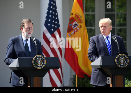 Washington, USA. 26 Sep, 2017. Us-Präsident Donald Trump (R) nimmt an einer gemeinsamen Pressekonferenz mit Besuch der spanischen Ministerpräsidenten Mariano Rajoy im Weißen Haus in Washington, DC, USA, Sept. 26, 2017. Credit: Yin Bogu/Xinhua/Alamy leben Nachrichten Stockfoto