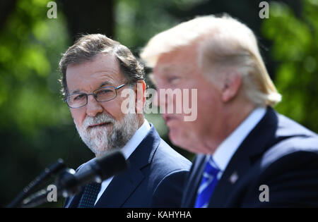 Washington, USA. 26 Sep, 2017. Besuch der spanischen Ministerpräsidenten Mariano Rajoy (L) nimmt an einer gemeinsamen Pressekonferenz mit US-Präsident Donald Trump im Weißen Haus in Washington, DC, USA, Sept. 26, 2017. Credit: Yin Bogu/Xinhua/Alamy leben Nachrichten Stockfoto